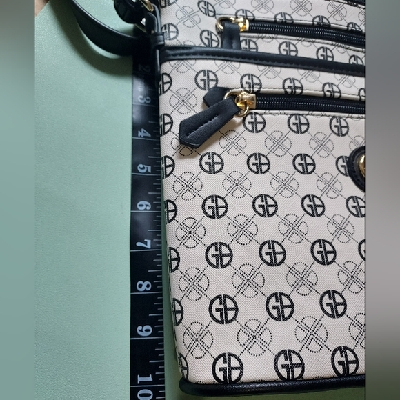 Giani Bernini Crossbody Bag – Black/White Geometric – Gold Hardware - Picture 5 of 6